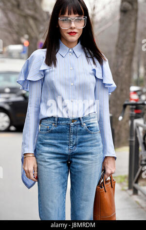 Alanna Arrington en dehors de Vanessa Seward, 2017 Fashion Week de Paris, France Banque D'Images