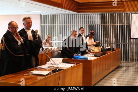 Udine, Frioul-Vénétie Julienne. 29 mai, 2017. L'Italie, Udine : de gauche Giuseppe Esposito et Roberto Rigoni Stern avocats du Giosue Ruotolo, Pier Umberto Vallerin Ministre Public et Daniele Fabrizi Ragone est l'avocat de la famille au cours de 30e jour du procès dans 'Corte di Assise' pour Giosue Ruotolo, accusé de double meurtre à Udine le 29 mai, 2017. Ruotolo, 27 ans, est accusé d'avoir tiré dead Trifone Ragone et Teresa Costanza le 17 mars 2015, dans le parking d'un centre sportif dans le nord de la ville de Pordenone. Credit : Andrea Spinelli/Alamy Live News Banque D'Images