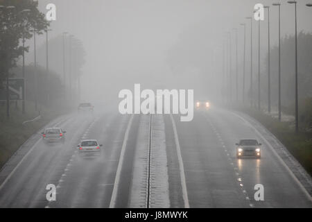 Flintshire, au nord du Pays de Galles, 29 mai 2017 Météo France. Maison de vacances bancaire typique et très british météo avec de la pluie pour la plupart aujourd'hui au Royaume-Uni en particulier dans le Nord. Pluie et brouillard couvre de nombreuses régions du nord du Pays de Galles sur cette banque mai Maison de vacances. Les conditions de conduite dangereuses sont confrontés par drinvers cette banque mai Maison de vacances le long de l'A55 dans le Nord du Pays de Galles © DGDImages/Alamy Live News Banque D'Images