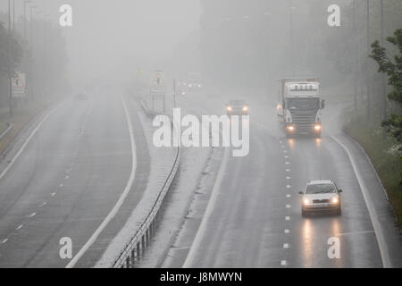 Flintshire, au nord du Pays de Galles, 29 mai 2017 Météo France. Maison de vacances bancaire typique et très british météo avec de la pluie pour la plupart aujourd'hui au Royaume-Uni en particulier dans le Nord. Pluie et brouillard couvre de nombreuses régions du nord du Pays de Galles sur cette banque mai Maison de vacances. Les conditions de conduite dangereuses sur cette maison de banque mai pour ceux qui voyagent le long de l'A55 dans le Nord du Pays de Galles dans la pluie et brouillard © DGDImages/Alamy Live News Banque D'Images