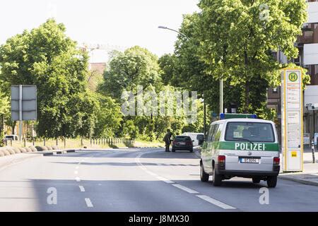 Berlin, Berlin, Allemagne. 29 mai, 2017. Polizei und des Sprengstoffspezialisten LKA untersuchen ein verdÃ chtiges¤Fahrzeug auf der Hauptstraße à Berlin Schöneberg zwischen DominicusstraÃŸe und Eisenacher Straße. Der Bereich ist groÃŸrÃ abgesperrt¤umig. Passanten umgeleitet werden. Crédit : Jan Scheunert/ZUMA/Alamy Fil Live News Banque D'Images