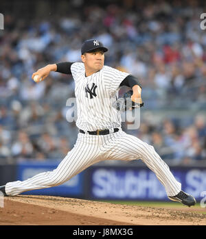 Le Bronx, New York, USA. 26 mai, 2017. Masahiro Tanaka (Yankee), 26 mai 2017 - New York Yankees MLB : le lanceur partant Masahiro Tanaka emplacements pendant la partie contre la Ligue Majeure de Baseball avec les Oakland Athletics au Yankee Stadium dans le Bronx, New York, United States. Credit : AFLO/Alamy Live News Banque D'Images