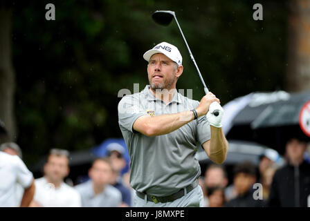 Virginia Water, Surrey, UK. 28 mai, 2017. Lee Westwood (ENG) disques durs du 12ème tee au cours de sa 73  +1 ronde finale de l'European Tour BMW PGA Championship sur le West Course au Wentworth Club, Surrey. © David Partridge / Alamy Live News Banque D'Images