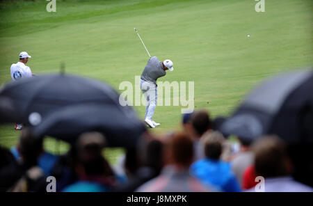 Virginia Water, Surrey, UK. 28 mai, 2017. Lee Westwood (ENG) joue son approche à la 12e par 5 durant son tee 73  +1 ronde finale de l'European Tour BMW PGA Championship sur le West Course au Wentworth Club, Surrey. © David Partridge / Alamy Live News Banque D'Images