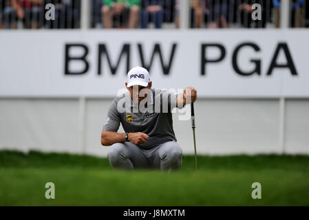 Virginia Water, Surrey, UK. 28 mai, 2017. Lee Westwood (ENG) sondages son putt sur le 14e vert dans la pluie battante pendant ses 73  +1 ronde finale de l'European Tour BMW PGA Championship sur le West Course au Wentworth Club, Surrey. © David Partridge / Alamy Live News Banque D'Images