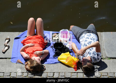 Prague, République tchèque. 28 mai, 2017. Les gens profiter de beau temps à Prague, République tchèque, le 28 mai 2017. Credit : Ondrej Deml/CTK Photo/Alamy Live News Banque D'Images