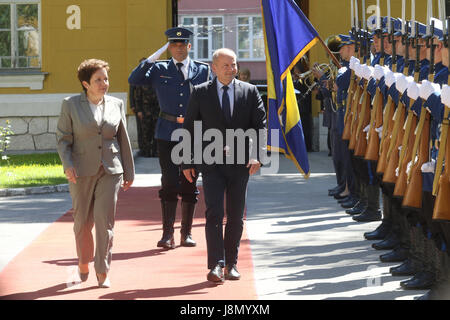 (170529) -- SARAJEVO, 29 mai 2017 (Xinhua) -- La ministre de la défense de Bosnie-Herzégovine (BiH) Marina Pendes (L) et ministre de la défense hongroise Istvan Simicsko (R) l'examen des gardes d'honneur à Sarajevo, Bosnie-Herzégovine, le 29 mai 2017. Une délégation de l'armée hongroise et le ministère de la Défense, dirigé par le ministre de la Défense, Istvan Simicsko, visité ici lundi. (Xinhua/Memija Haris)(HR) Banque D'Images