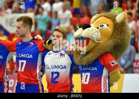 L'équipe tchèque (L-R Adam Zajicek et Daniel Pfeffer) et la mascotte Lion posent au cours de la cérémonie d'ouverture avant le match de qualification de la Coupe du monde de volley-ball de la République tchèque contre Chypre à Karlovy Vary, République tchèque, le 27 mai 2017. (CTK Photo/Slavomir Kubes) Banque D'Images