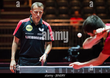 Düsseldorf, Allemagne. 29 mai, 2017. L'entraîneur de l'Allemagne Joerg Rosskopf (l) et de l'Allemand Dimitrij Ovtcharov photographié au cours de la formation à la Tennis de Table Championnats du monde à Duesseldorf, Allemagne, 29 mai 2017. Photo : Rolf Vennenbernd/dpa/Alamy Live News Banque D'Images