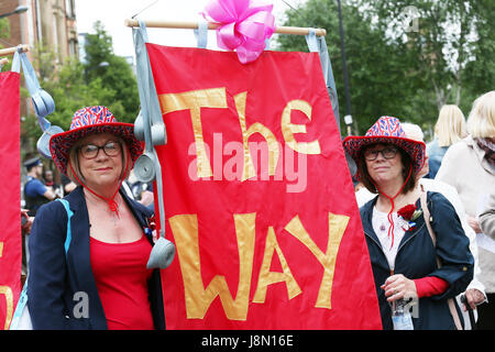 Manchester, UK. 29 mai, 2017. Deux femmes portant des chapeaux union jack se leva avec une bannière qui se lit "La voie", Manchester, 29 mai 2017 Crédit : Barbara Cook/Alamy Live News Banque D'Images