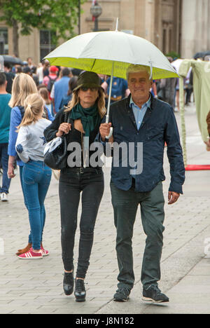 Londres, Royaume-Uni. 29 mai, 2017. Douches humide apporte les brollies à Trafalgar Square, le lundi la maison de vacances de printemps à la fin de mai. Credit : JOHNNY ARMSTEAD/Alamy Live News Banque D'Images