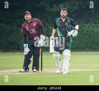 Brentwood, Essex, 29 mai 2017. Shahbaz Khan (à droite)à T20 Cricket Brentwood Buccaneers vs Harold Wood à l'ancien comté Sol, Brentwood, l'établissement Brentwood a gagné par 10 bureaux de crédit : Ian Davidson/Alamy Live News Banque D'Images