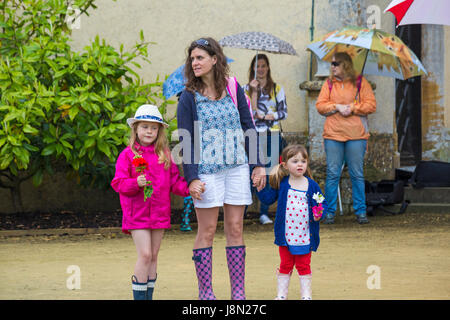 , Sherborne Dorset, UK. 29 mai, 2017. UK : météo humide détrempée jour pour le château de Sherborne Country Fair, en tant que visiteurs, brave la pluie sur vacances de Banque Crédit Lundi : Carolyn Jenkins/Alamy Live News Banque D'Images