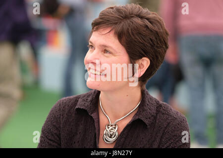 Hay Festival 2017 - Hay-on-Wye, au Pays de Galles, Royaume-Uni - Mai 2017 - Économiste Kate Raworth dans la librairie du Festival au Hay Festival de signer des copies de son livre Économie Donut - Steven Mai / Alamy Live News Banque D'Images