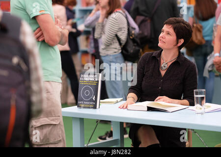 Hay Festival 2017 - Hay-on-Wye, au Pays de Galles, Royaume-Uni - Mai 2017 - Économiste Kate Raworth dans la librairie du Festival au Hay Festival de signer des copies de son livre Économie Donut - Steven Mai / Alamy Live News Banque D'Images