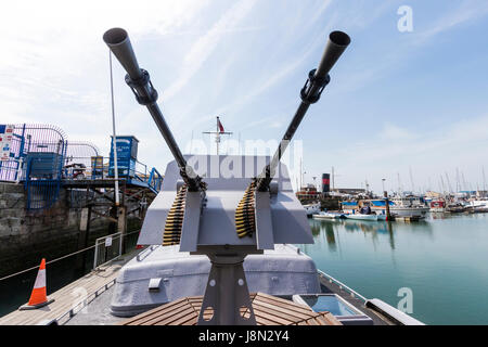 Vue avant du twin monté mitrailleuses Browning 50 avec protection en métal. Des ceintures de munitions d'armes à feu. Sur le pont de tourelle type restauré 21 P22 Rhin bateau de patrouille. Banque D'Images