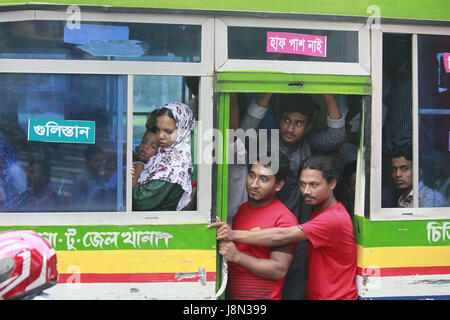 Dhaka, Bangladesh. 29 mai, 2017. Les gens du Bangladesh de monter dans un bus bondé d'accueil avant l'Iftar, à Dhaka, Bangladesh, le 29 mai 2017. Credit : Suvra Kanti Das/ZUMA/Alamy Fil Live News Banque D'Images