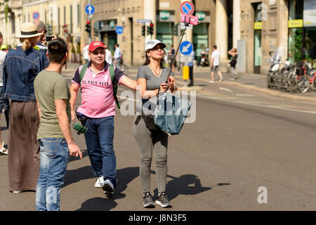 Milan, Italie. 28 mai, 2017. Dernière étape du Giro 2017, les téléspectateurs de prendre vos autoportraits en contre-la-montre individuel dans les rues de la ville, tourné le 28 mai 2017 Milan, Italy Crédit : halpand/Alamy Live News Banque D'Images