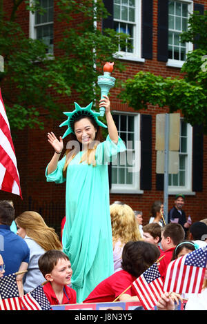 Westminster, Maryland, USA. 29 mai, 2017. Une asiatique American girl habillé comme la Statue de la liberté des courbes pour les spectateurs tout en prenant part à des défilés pour Memorial Day, férié fédéral aux États-Unis pour se souvenir de ceux qui sont morts en servant dans les forces armées du pays. Brunker Crédit : James/Alamy Live News Banque D'Images