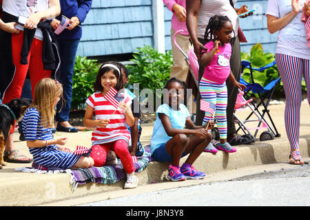 Westminster, Maryland, USA. 29 mai, 2017. Les enfants tenant des drapeaux américains regarder les défilés pour Memorial Day, férié fédéral aux États-Unis pour se souvenir de ceux qui sont morts en servant dans les forces armées du pays. Brunker Crédit : James/Alamy Live News Banque D'Images