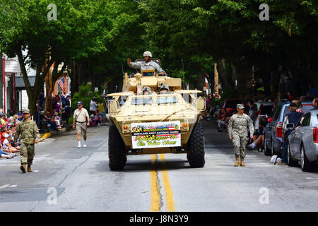 Westminster, Maryland, USA. 29 mai, 2017. Les membres de la Garde nationale Maryland prennent part à des défilés pour Memorial Day, férié fédéral aux États-Unis pour se souvenir de ceux qui sont morts en servant dans les forces armées du pays. Brunker Crédit : James/Alamy Live News Banque D'Images