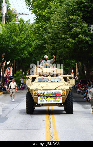 Westminster, Maryland, USA. 29 mai, 2017. Les membres de la Garde nationale Maryland prennent part à des défilés pour Memorial Day, férié fédéral aux États-Unis pour se souvenir de ceux qui sont morts en servant dans les forces armées du pays. Brunker Crédit : James/Alamy Live News Banque D'Images