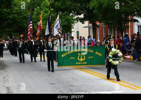 Westminster, Maryland, USA. 29 mai, 2017. L'Harmonie Municipale de Westminster prend part à des défilés pour Memorial Day, férié fédéral aux États-Unis pour se souvenir de ceux qui sont morts en servant dans les forces armées du pays. Brunker Crédit : James/Alamy Live News Banque D'Images