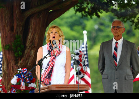 Westminster, Maryland, USA. 29 mai, 2017. Mme Tina Grimes chante l'hymne national lors d'événements officiels pour Memorial Day, férié fédéral aux États-Unis pour se souvenir de ceux qui sont morts en servant dans les forces armées du pays. Brunker Crédit : James/Alamy Live News Banque D'Images