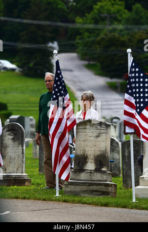 Westminster, Maryland, USA. 29 mai, 2017. Des drapeaux américains figurent parmi les spectateurs et les pierres tombales dans le cimetière lors de manifestations officielles pour Memorial Day, férié fédéral aux États-Unis pour se souvenir de ceux qui sont morts en servant dans les forces armées du pays. Brunker Crédit : James/Alamy Live News Banque D'Images