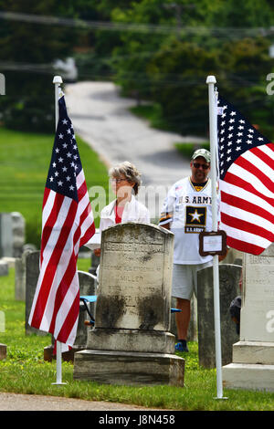 Westminster, Maryland, USA. 29 mai, 2017. Des drapeaux américains figurent parmi les spectateurs et les pierres tombales dans le cimetière lors de manifestations officielles pour Memorial Day, férié fédéral aux États-Unis pour se souvenir de ceux qui sont morts en servant dans les forces armées du pays. Brunker Crédit : James/Alamy Live News Banque D'Images