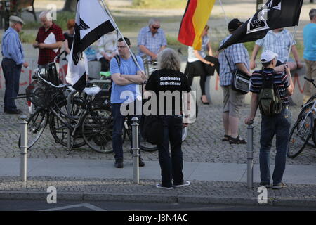 Un manifestant porte un T-Shirt avec "Résistance nationale" écrit dessus, qui est un réseau informel de plusieurs groupes de droite. Une poignée de manifestants de droite sont venus à leur rassemblement hebdomadaire à Berlin où ils se prononçaient contre les étrangers et les réfugiés et spécifique contre les Eglises allemandes et leurs pro-réfugiés politiques. La manifestation fait partie du plus grand mouvement PEGIDA, qui se réunit régulièrement dans plusieurs villes allemandes. Photo : Cronos/Michael Debets Banque D'Images