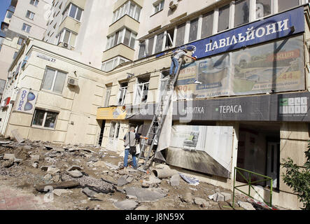 Kiev, Ukraine. 29 mai, 2017. Une vue générale du site d'un accident de pipeline de l'eau dans la région de Kiev, Ukraine, le 29 mai 2017. Plusieurs voitures et des fenêtres d'un immeuble ont été endommagés par des morceaux d'asphalte et le sol par la pression de l'eau, à la cause d'un accident de pipeline à Kiev. Crédit : Serg Glovny/ZUMA/Alamy Fil Live News Banque D'Images