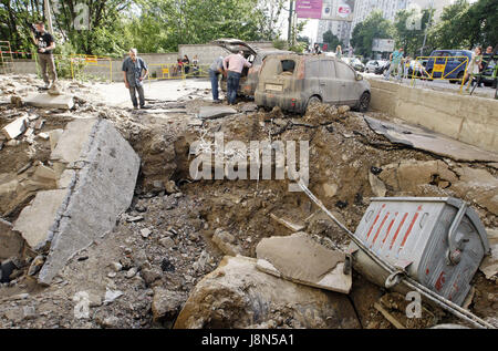 Kiev, Ukraine. 29 mai, 2017. Une vue générale du site d'un accident de pipeline de l'eau dans la région de Kiev, Ukraine, le 29 mai 2017. Plusieurs voitures et des fenêtres d'un immeuble ont été endommagés par des morceaux d'asphalte et le sol par la pression de l'eau, à la cause d'un accident de pipeline à Kiev. Crédit : Serg Glovny/ZUMA/Alamy Fil Live News Banque D'Images