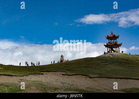 Hami, la Région Autonome Uygur du Xinjiang. 29 mai, 2017. Les touristes visitent la zone panoramique de la montagne Tianshan à Hami, nord-ouest de la Chine, la Région autonome du Xinjiang Uygur, 29 mai 2017. Credit : Polat/Xinhua/Alamy Live News Banque D'Images