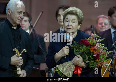 Moscou, Russie. 29 mai, 2017. Naina Yeltsina (R), la veuve du premier président de la Fédération de Russie, qui a reçu l'Miloserdie (miséricorde) award pour servir les idéaux de l'humanité, et Vladimir Spivakov (L), chef de la Fondation internationale de bienfaisance Vladimir Spivakov, lors de l'ouverture du 14e festival international 'Moscow' d'amis se réunit à Moscou, Russie Crédit : Nikolay Vinokourov/Alamy Live News Banque D'Images