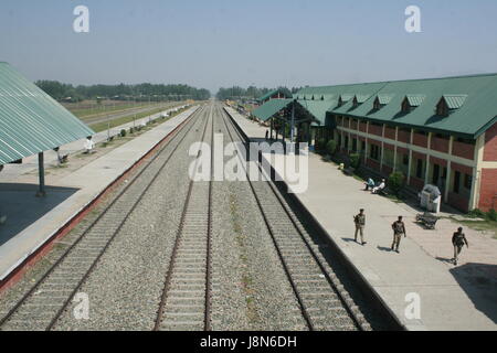 Srinagar, au Cachemire. 29 mai, 2017. La gare du Cachemire reste fermé pour la troisième journée consécutive en tant que service de train suspendu après le meurtre de Hizbul Mujhadeen Sabzar plus haut du commandant Ahmad Bhat et son proche collaborateur Faizan Ahmad, alors même que la police et les forces paramilitaires strict couvre-feu imposé dans de vieux Srinagar domaines et des restrictions dans les districts y compris Pulwama, d'Anantnag et Shopian, pour déjouer les protestations pro-liberté. Credit : Aherif Gulzar Wani/Alamy Live News Banque D'Images