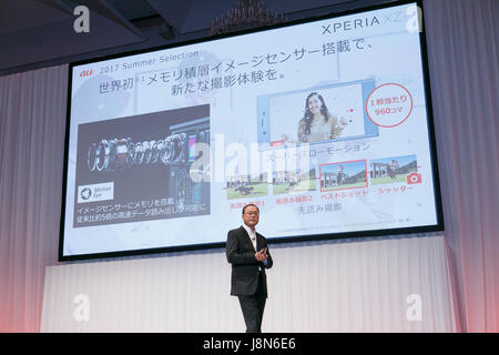 Tokyo, Japon. 30 mai, 2017. Takashi Tanaka, Président de l'UA de KDDI Corporation parent parle lors d'une conférence de presse pour les nouveaux appareils mobiles de l'été 2017 au jury le 30 mai 2017, Tokyo, Japon. Tanaka a présenté neuf nouveaux smartphones, y compris celles qui font l'utilisation de Google Assistant, et aussi une nouvelle ''HOME'' au service qui permet aux clients de contrôler les appareils électroniques domestiques par le biais de leurs appareils. Credit : Rodrigo Reyes Marin/AFLO/Alamy Live News Banque D'Images