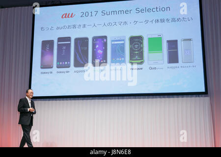 Tokyo, Japon. 30 mai, 2017. Takashi Tanaka, Président de l'UA de KDDI Corporation parent parle lors d'une conférence de presse pour les nouveaux appareils mobiles de l'été 2017 au jury le 30 mai 2017, Tokyo, Japon. Tanaka a présenté neuf nouveaux smartphones, y compris celles qui font l'utilisation de Google Assistant, et aussi une nouvelle ''HOME'' au service qui permet aux clients de contrôler les appareils électroniques domestiques par le biais de leurs appareils. Credit : Rodrigo Reyes Marin/AFLO/Alamy Live News Banque D'Images