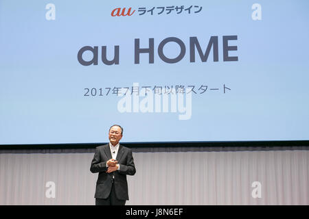 Tokyo, Japon. 30 mai, 2017. Takashi Tanaka, Président de l'UA de KDDI Corporation parent parle lors d'une conférence de presse pour les nouveaux appareils mobiles de l'été 2017 au jury le 30 mai 2017, Tokyo, Japon. Tanaka a présenté neuf nouveaux smartphones, y compris celles qui font l'utilisation de Google Assistant, et aussi une nouvelle ''HOME'' au service qui permet aux clients de contrôler les appareils électroniques domestiques par le biais de leurs appareils. Credit : Rodrigo Reyes Marin/AFLO/Alamy Live News Banque D'Images