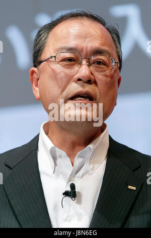 Tokyo, Japon. 30 mai, 2017. Takashi Tanaka, Président de l'UA de KDDI Corporation parent parle lors d'une conférence de presse pour les nouveaux appareils mobiles de l'été 2017 au jury le 30 mai 2017, Tokyo, Japon. Tanaka a présenté neuf nouveaux smartphones, y compris celles qui font l'utilisation de Google Assistant, et aussi une nouvelle ''HOME'' au service qui permet aux clients de contrôler les appareils électroniques domestiques par le biais de leurs appareils. Credit : Rodrigo Reyes Marin/AFLO/Alamy Live News Banque D'Images