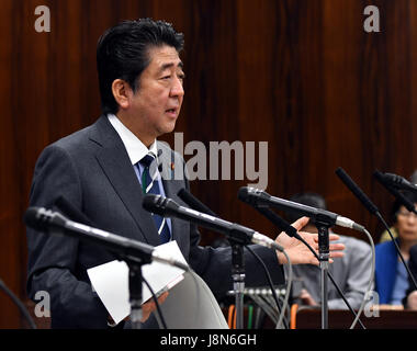 Tokyo, Japon. 30 mai, 3017. Le Premier ministre japonais Shinzo Abe donne ses réponses aux questions des parlementaires de l'opposition lors d'une session du Comité de la Justice de la Chambre haute de la diète de Tokyo le mardi 30 mai, 2017. La chambre basse a approuvé une loi permettant aux autorités de punir les coupables de crimes graves de la planification, la législation que les opposants dire pourrait être utilisé pour saper les libertés civiles fondamentales, mais le projet de loi, appelé le "complot", le projet de loi nécessite encore l'approbation de la chambre haute. Credit : Natsuki Sakai/AFLO/Alamy Live News Banque D'Images