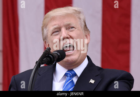 Arlington, Virginia. 29 mai, 2017. Le Président des Etats-Unis, Donald J. Trump parle à une gerbe sur la Tombe du Soldat inconnu au cimetière national d'Arlington, le 29 mai 2017 à Arlington, en Virginie. - Pas de service de fil - Photo : Olivier Douliery/consolidé/dpa/Alamy Live News Banque D'Images