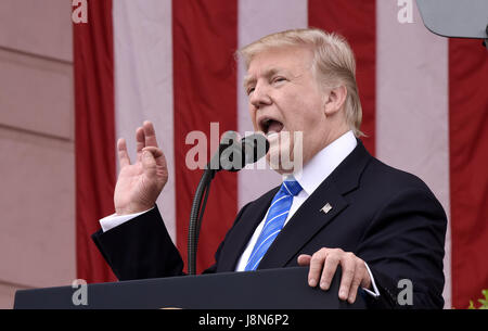 Arlington, Virginia. 29 mai, 2017. Le Président des Etats-Unis, Donald J. Trump parle à une gerbe sur la Tombe du Soldat inconnu au cimetière national d'Arlington, le 29 mai 2017 à Arlington, en Virginie. - Pas de service de fil - Photo : Olivier Douliery/consolidé/dpa/Alamy Live News Banque D'Images