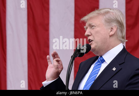 Arlington, Virginia. 29 mai, 2017. Le Président des Etats-Unis, Donald J. Trump parle à une gerbe sur la Tombe du Soldat inconnu au cimetière national d'Arlington, le 29 mai 2017 à Arlington, en Virginie. - Pas de service de fil - Photo : Olivier Douliery/consolidé/dpa/Alamy Live News Banque D'Images