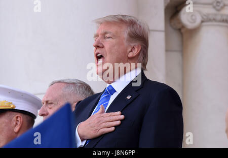 Arlington, Virginia. 29 mai, 2017. Le Président des Etats-Unis, Donald J. Trump parle à une gerbe sur la Tombe du Soldat inconnu au cimetière national d'Arlington, le 29 mai 2017 à Arlington, en Virginie. - Pas de service de fil - Photo : Olivier Douliery/consolidé/dpa/Alamy Live News Banque D'Images