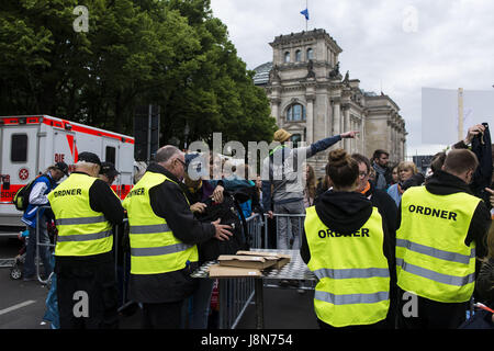 Berlin, Berlin, Allemagne. 24 mai, 2017. Les contrôles d'entrée au cours de la 36e Congrès de l'Église protestante allemande qui ont lieu à Berlin et Wittenberg, du 24 au 28 mai 2017 sous le slogan "Vous me voyez' [Allemand : 'Du siehst mich' : Jan Scheunert/ZUMA/Alamy Fil Live News Banque D'Images