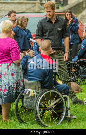 Londres, Royaume-Uni. 30 mai, 2017. Le prince Harry parle aux membres de l'équipe en fauteuil roulant qu'il assiste au lancement de l'équipe de Grande-Bretagne pour l'Invictus Games Toronto à tour de Londres. L'Invictus Jeux a été mis en place pour les soldats blessés. Londres 30 mai 2017 Crédit : Guy Bell/Alamy Live News Banque D'Images