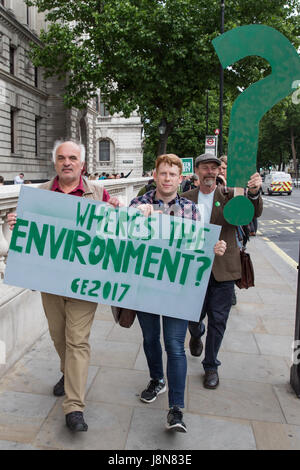Londres, Royaume-Uni. 30 mai, 2017. Les militants du Parti vert de mars Downing Street à la place du Parlement portant un point d'interrogation vert géant pour mettre en évidence la façon dont l'environnement n'a pas présentés dans la campagne des autres parties pour l'élection générale, sans aucune mention du sujet lors des débats électoraux et pas de propositions détaillées dans leur programme. Credit : Mark Kerrison/Alamy Live News Banque D'Images