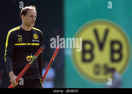 Berlin, Allemagne. 26 mai, 2017. Fichier - Borussia Dortmund entraîneur Thomas Tuchel'prépare la session de formation à l'Olympia Stadium de Berlin, Allemagne, 26 mai 2017. Photo : Soeren Stache/dpa/Alamy Live News Banque D'Images