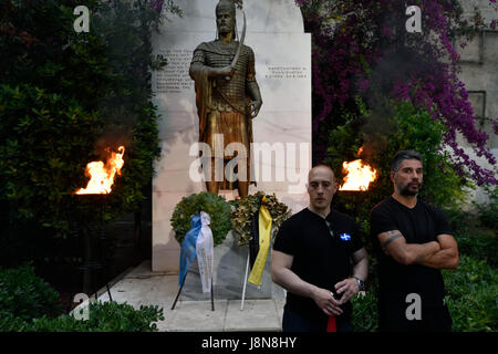 Athènes, Grèce, le 29 mai 2017. Les partisans d'Aube dorée se trouve en face de la statue du dernier empereur byzantin Constantin Paleologos Mitropoleos Square à à Athènes pendant un rassemblement massif pour commémorer la chute de Constantinople aux Turcs ottomans en 1453, le Crédit : Nicolas Koutsokostas/Alamy Live News. Banque D'Images